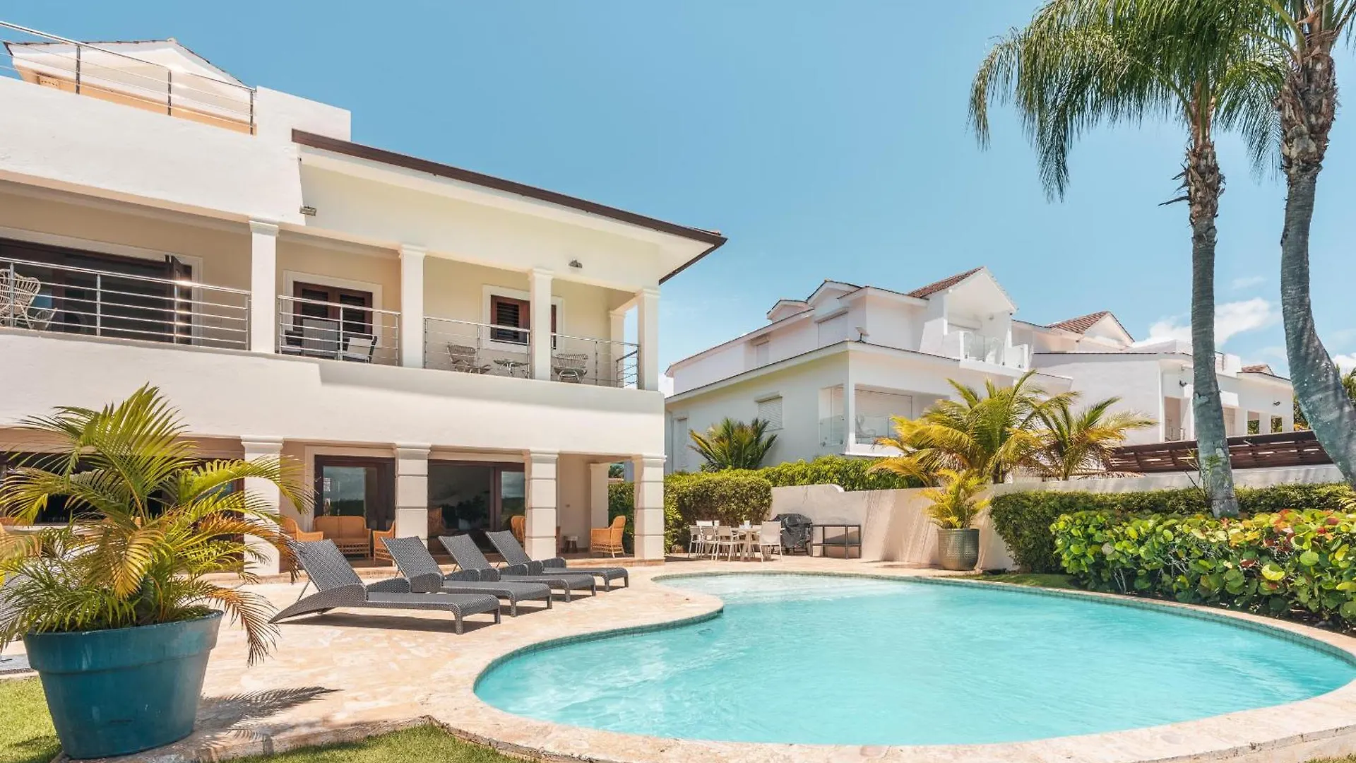 Seaside Bliss With Pool And Spectacular View location